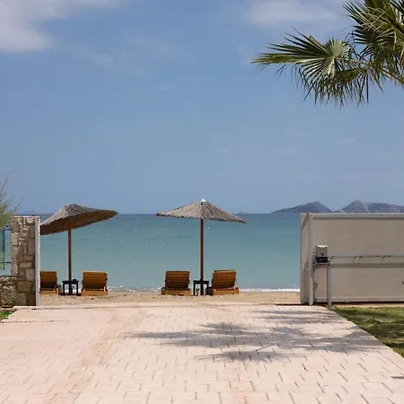 Relaxing Beachfront Private Heated Pool 2 Дом отдыха Bouzaiika