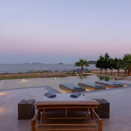 Дом отдыха Relaxing Beachfront Private Heated Pool 2 *