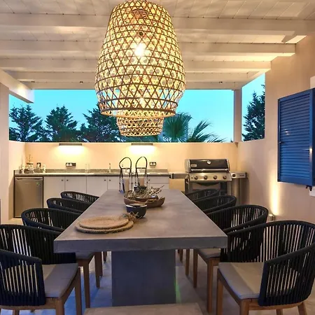 Дом отдыха Relaxing Beachfront Private Heated Pool 2